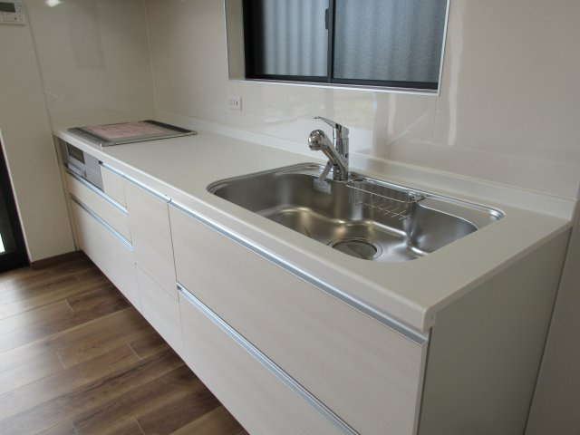 昭島市緑町2丁目　中古戸建のキッチン|火を使用しないため火災リスクを抑えられるいＩＨクッキングヒーター