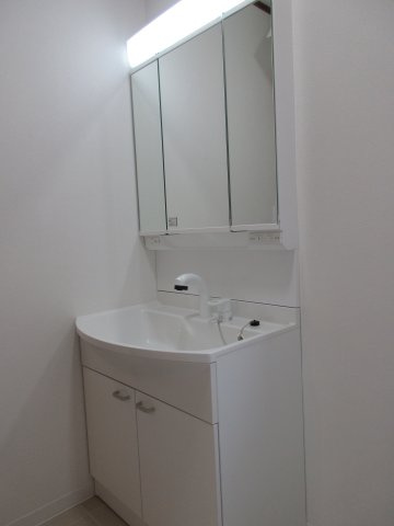 昭島市緑町2丁目　中古戸建の独立洗面台|身だしなみを整えやすく、収納たっぷりの三面鏡付洗面化粧台。