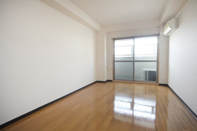 グロリアス今出川の居間・リビング|202号室