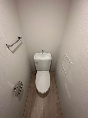 【トイレ】 | ルーチェ日吉 | 人気のバストイレ別です♪横にはタオルを掛けられるハンガーもあります♪トイレが独立していると使いやすいですよね☆
