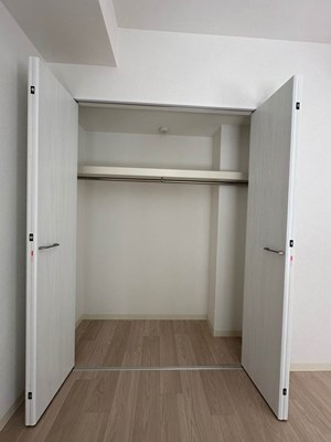 【収納】 | ルーチェ日吉 | 洋室6帖のお部屋にあるクローゼットです♪大切なお洋服もしわにならないようにハンガーがけができます☆