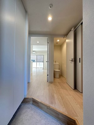 【玄関】 | ルーチェ日吉 | 玄関から室内への景観です！左手に納戸3.4帖、右手に洗面所、正面にリビングダイニングキッチンがあります♪
