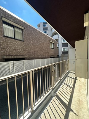 【バルコニー】 | ルーチェ日吉 | バルコニーは南向きです！お洗濯物はお昼からでも乾きそう☆2部屋から出入りできるのでお洗濯物の出し入れに便利♪