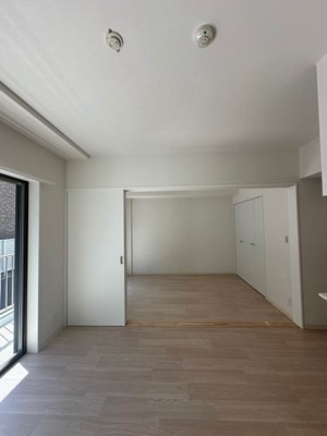 【居間・リビング】 | ルーチェ日吉 | 南向きリビングダイニングキッチン10.3帖☆バルコニーに繋がるお部屋です♪エアコン付きで1年中快適に過ごせますね☆
