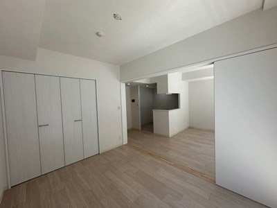 【寝室】 | ルーチェ日吉 | 南向き洋室6帖☆クローゼットがあります♪お洋服がスッキリ収納できて、整理しやすくなりますね☆