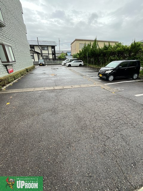 クレール弐番館の駐車場