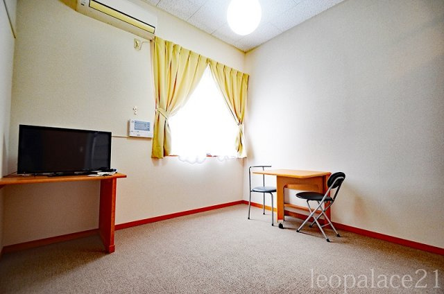 レオパレスサンモール　Ⅰの居間・リビング|同タイプの物件写真となります。