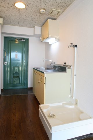 サンパティック二条のその他|洗濯機置場とキッチン