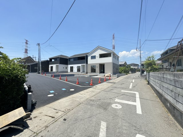 新築　高崎市箕郷町下芝第5　クレイドルガーデン　3号棟の前面道路含む現地写真|現地写真　東側接道幅員約4.5ｍ