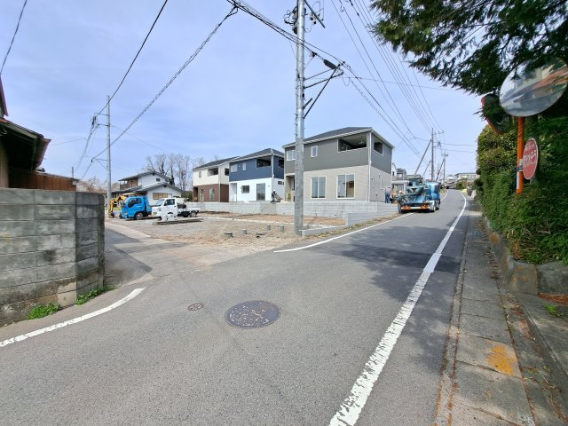 新築　高崎市箕郷町西明屋第4　クレイドルガーデン　3号棟の前面道路含む現地写真|南側接道幅員約4ｍ　東側接道幅員約5.2ｍ