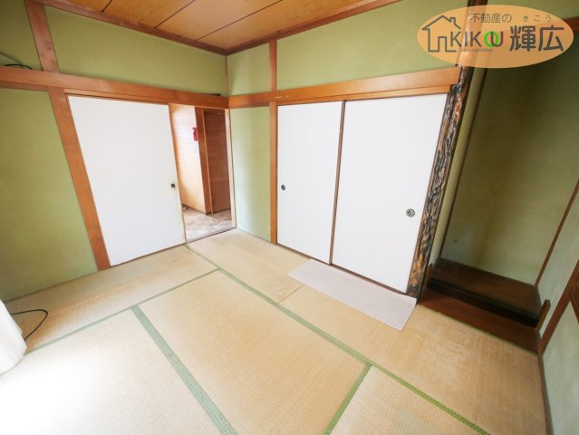 加古川市野口町長砂　中古戸建の和室|1階和室は二面採光になっております。南向きの和室ですので陽当たり良好です。