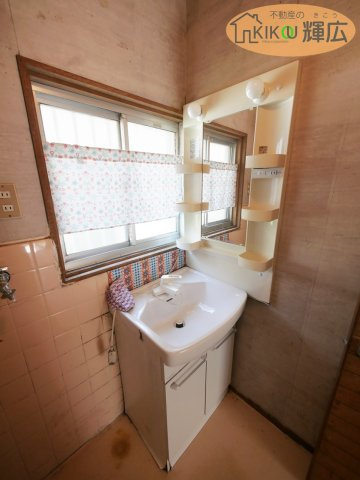 【独立洗面台】 | 加古川市野口町長砂　中古戸建 | 洗面台には小窓付きですので、明るい脱衣場となっております。