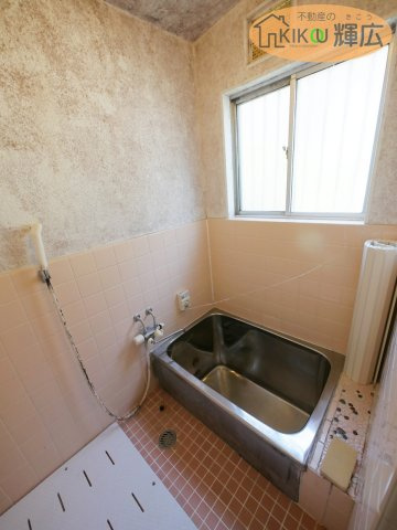 加古川市野口町長砂　中古戸建の浴室|浴室です。こちらにも小窓が付いております。