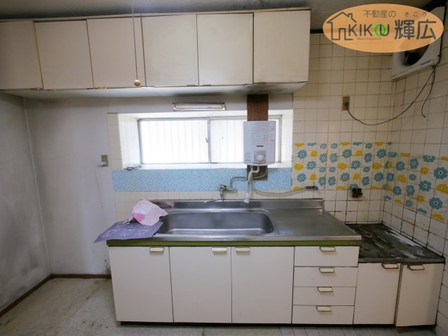 加古川市野口町長砂　中古戸建のキッチン|吊り子棚付きのキッチンです。小窓付きですので明るいダイニングとなっております。