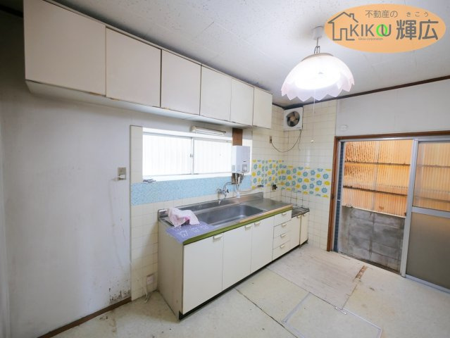 加古川市野口町長砂　中古戸建のキッチン|キッチンスペースは広々としておりますので、家事がしやすいです