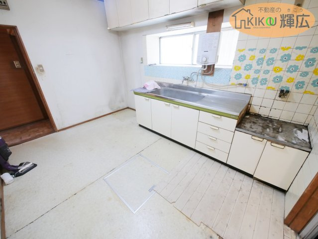 【居間・リビング】 | 加古川市野口町長砂　中古戸建 | ダイニングは約6帖程度ございます。東側に掃き出し窓がございます。