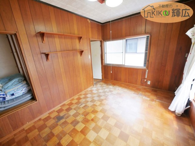 加古川市野口町長砂　中古戸建の玄関|2F洋室は約6帖別写真です。収納付きですのでお子様のお部屋に最適ですね。