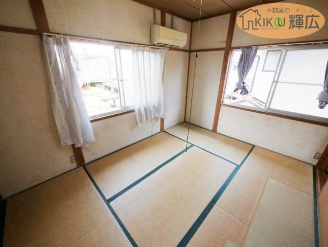 加古川市野口町長砂　中古戸建の和室|2F和室は約6帖別写真です。大容量の収納スペース付きです。