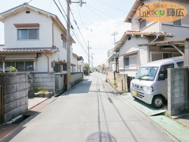 加古川市野口町長砂　中古戸建の前面道路含む現地写真|前面道路は広々としておりますので、お車の運転が苦手な方でも安心ですね。