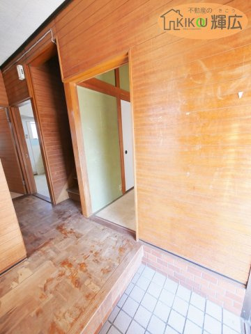 加古川市野口町長砂　中古戸建の玄関|南向き玄関ですので、明るい玄関です。シューズBOXございませんので、お好きなものを設置できます。