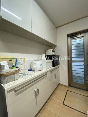 【キッチン】 | 行田市藤原町2丁目　中古住宅   | ゴミ出しなどに便利な勝手口、キッチンと統一感のあるカップボードがあります。
現地(2024年6月撮影)