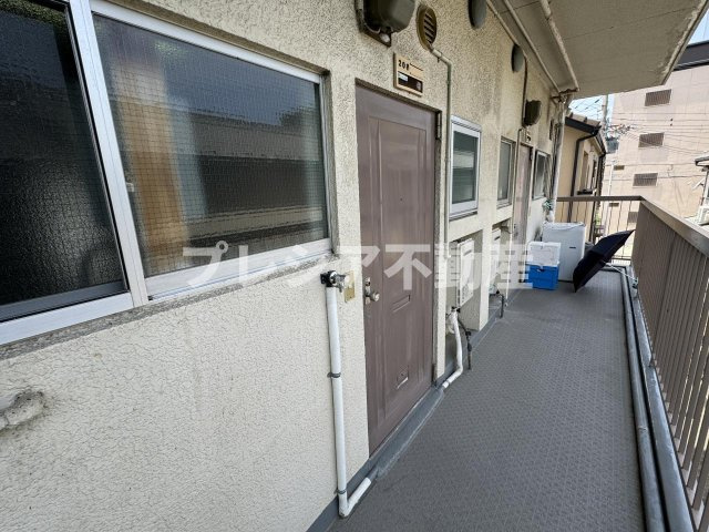 三宝マンションの玄関