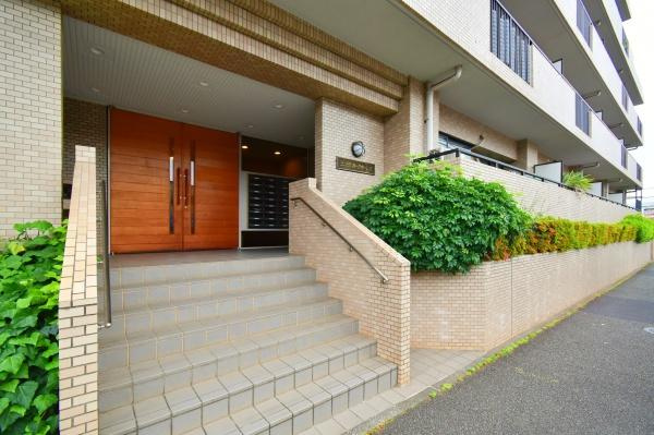 横浜市神奈川区片倉２丁目の中古マンションのエントランス|清掃もしっかりとされたマンションです。
安心・安全・快適にお過ごしください