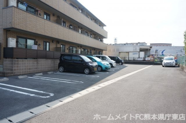 熊本市東区小峯２丁目のアパートの駐車場