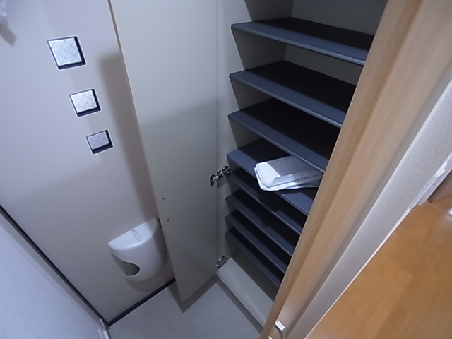 神戸市須磨区離宮前町２丁目のアパートの玄関|シューズボックス付き