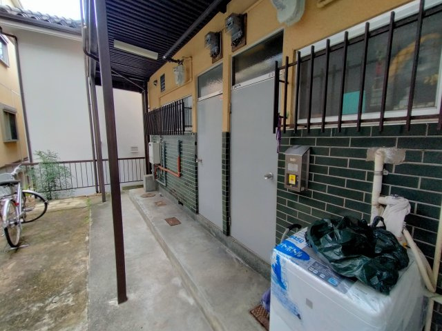 神戸市兵庫区菊水町９丁目のアパートのエントランス