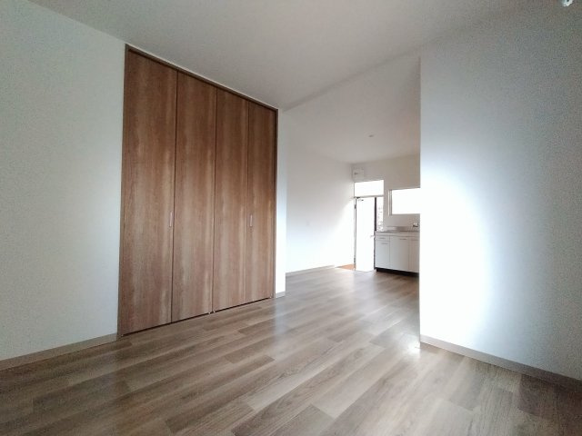 神戸市兵庫区菊水町９丁目のアパートの居間・リビング