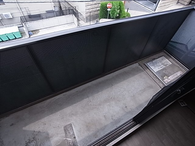 神戸市須磨区千守町１丁目のアパートのバルコニー