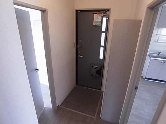 神戸市須磨区千守町１丁目のアパートの玄関