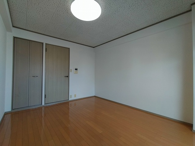 神戸市兵庫区上沢通７丁目の賃貸マンションの内装|洋室