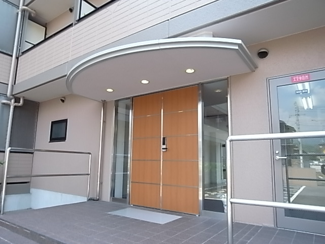 神戸市北区谷上西町のアパートのエントランス