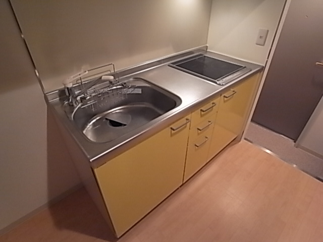 神戸市北区谷上西町のアパートのキッチン|システムキッチン（ＩＨ２口）