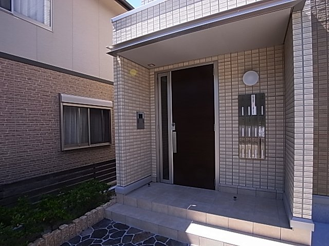 神戸市北区谷上東町のアパートのエントランス