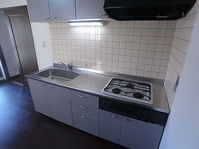 神戸市須磨区須磨浦通５丁目の賃貸マンションのキッチン|システムキッチン（ガス3口）