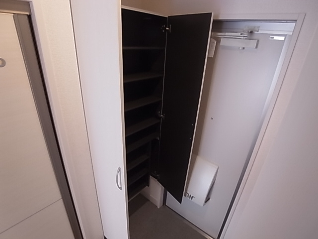 神戸市長田区大塚町９丁目のアパートの玄関|シューズボックス付き玄関