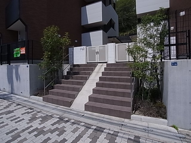 神戸市須磨区須磨浦通６丁目のアパートのエントランス