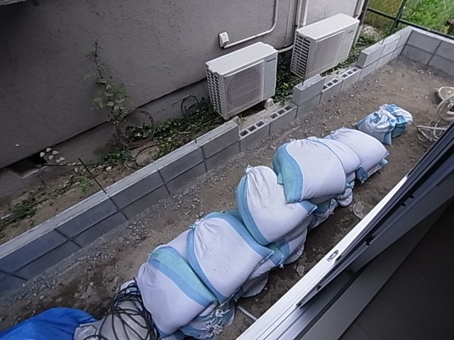 神戸市須磨区月見山町３丁目のアパートのバルコニー