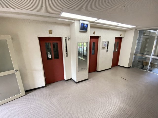 神戸市兵庫区菊水町１０丁目の賃貸マンションのエントランス