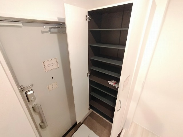 神戸市長田区片山町１丁目のアパートの玄関|シューズボックス付き