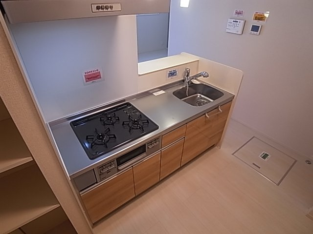 神戸市兵庫区兵庫町２丁目のアパートのキッチン|システムキッチン（ガス3口）