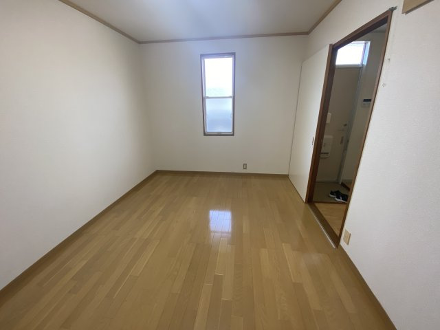 メゾンジェンティールの洋室|廊下側にも窓があり、明るいです。