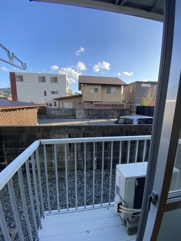 メゾンジェンティールの展望|ベランダに屋根がついているので、屋外物干しに洗濯物を干して出かけてもあわてずにすみます。