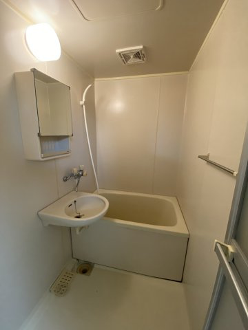 メゾンジェンティールの浴室|洗面台と一緒になっているコンパクトなお風呂です。もちろんシャワーもありますよ。