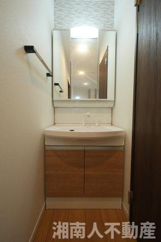 藤沢市大鋸　新築戸建の独立洗面台|独立洗面台、小物を置くことができて便利です