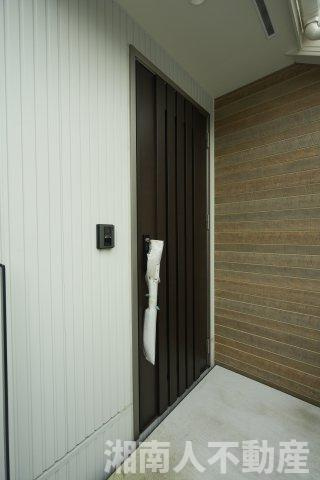 藤沢市大鋸　新築戸建の玄関|明るい玄関です