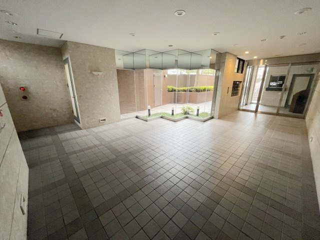 モントーレ春日のエントランス